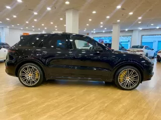 PORSCHE Cayenne Turbo