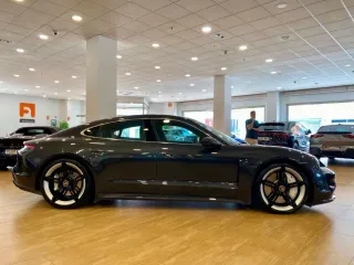 PORSCHE Taycan Turbo